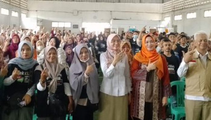 Putih Sari Anggota DPR RI Komisi IX Komunikasi Informasi Edukasi Bersama Tokoh Masyarakat