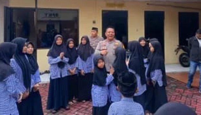 Kapolsek Waru Kompol Miftahul Amin, Ajak Anak Yatim Darul Qur’an Tropodo Belanja Baju Lebaran di Ramayana Bungurasih