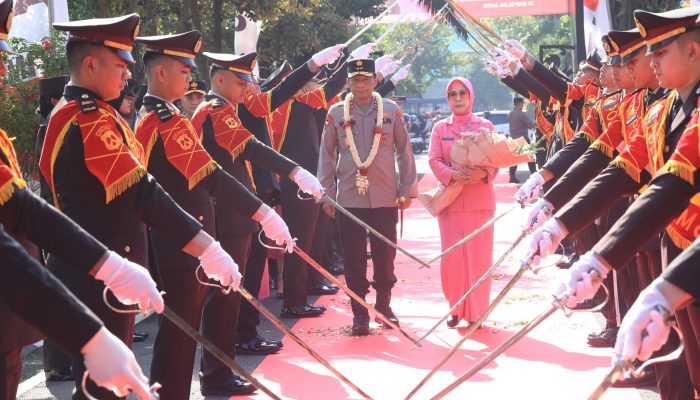 Tradisi Pedang Pora dan Reog Ponorogo Warnai Penyambutan Irjen Pol Drs Nanang Avianto,M.Si Sebagai Kapolda Jatim