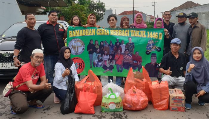 Media Nuswantoro pos bersama RSB dan Komunitas Semar berbagi 600 Takjil di Jalan Dr. Ir. H. Soekarno Surabaya