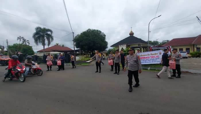 Kapolres lubuklinggau AKBP Bobby Kusumawardhana di Dampingi Kapolsek Lubuklinggau Timur 1 AKP Rodiman Adakan Kagiatan Sosial Berbagi Takjil Berbuka Puasa