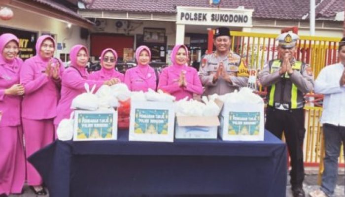 Safari Ramadhan Puasa ke-13: Polsek Sukodono dan Bhayangkari Menyemarakan Bulan Suci Dengan Bagi Tajil Gratis dan Santunan Anak Yatim