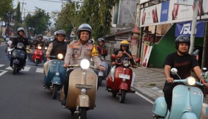 Kapolres Bersama Skuteris Pamekasan Pantau Lalulintas dan Salurkan Bansos