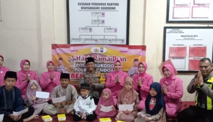 Safari Ramadhan Puasa ke-13, Polsek Sukodono dan Bhayangkari Menyemarakan Bulan Suci Dengan Bagi Tajil Gratis dan Santunan Anak Yatim