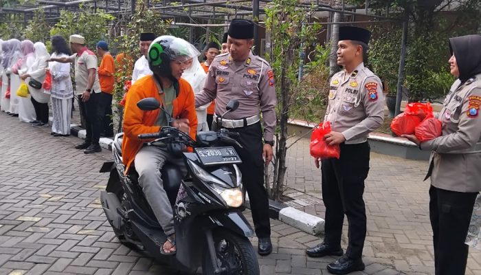 Safari Bulan Ramadhan, KB Samsat Surabaya Timur Bagi-bagi Takjil 300 Paket Kepada Masyarakat