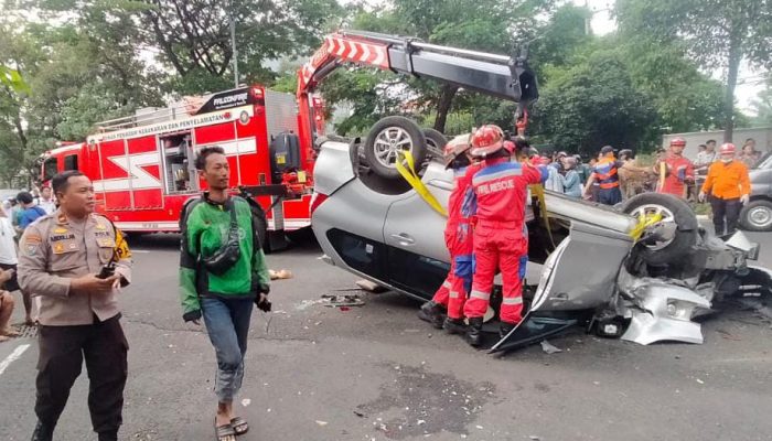 Polsek Genteng Gerak Cepat Melakukan Evakuasi Laka Lantas di Jalan Kusuma Bangsa