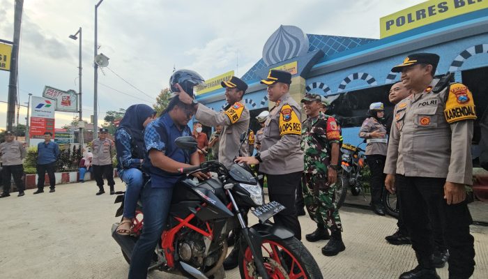 Kapolres Blitar Berbagi Helm Gratis  Saat Pantau Arus Balik Lebaran 2025