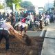 Polsek Driyorejo Sigap Tambal Jalan Berlubang Penghubung Gresik-Sidoarjo, Cegah Laka Lantas