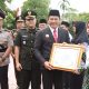 Hari Pendidikan Nasional, Bupati Subandi Serahkan Penghargaan Kepada Guru dan Siswa