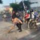 Kanit Binmas Polsek Taman Polresta Sidoarjo Bersama Anggota Untuk Membersihkan adanya pasir dan Kerikil Di Jalan Rel Ngelom Taman.