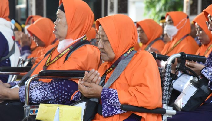 Bupati Subandi Berangkatkan Jamaah Haji Kloter 11 dari Sidoarjo