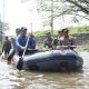 Pakai Perahu Karet, Bupati Subandi Susuri Banjir di Jalan Raya Porong