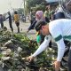 Bupati Subandi bersama Ratusan Orang Bersihkan sampah di Sungai Pelayaran