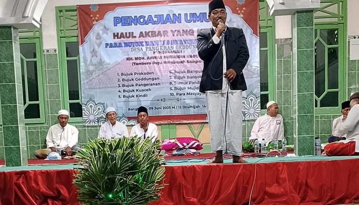 Kepala Desa Pangeran Geddungan Bapak Bahri Hadiri Langsung Pengajian Umum Untuk Haul Akbar Yang Ke-26 Para Bujuk Dan Masyayikh Se Blega 