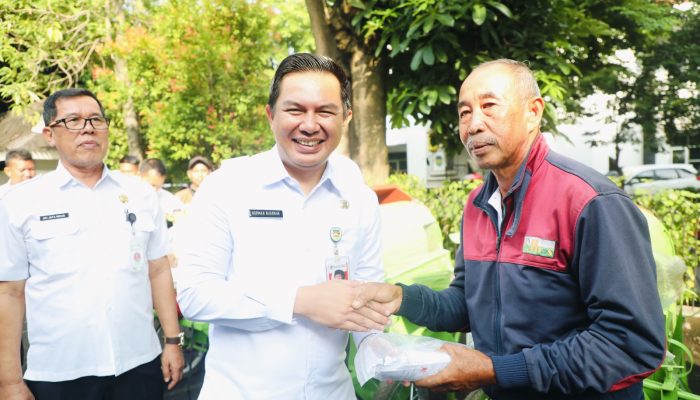 Pemkab Purwakarta Serahkan 15 Unit Power Teaser untuk Tingkatkan Produksi Padi