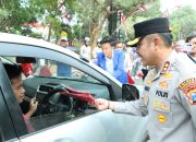 Dorong Semangat Nasionalisme, Kapolres Bangkalan Bagi-Bagi Bendera Merah-putih Kepada Pengendara Jalan