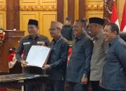 H. Subandi Bupati Sidoarjo Bersama DPRD Sepakat Sahkan Perda P-APBD 2025