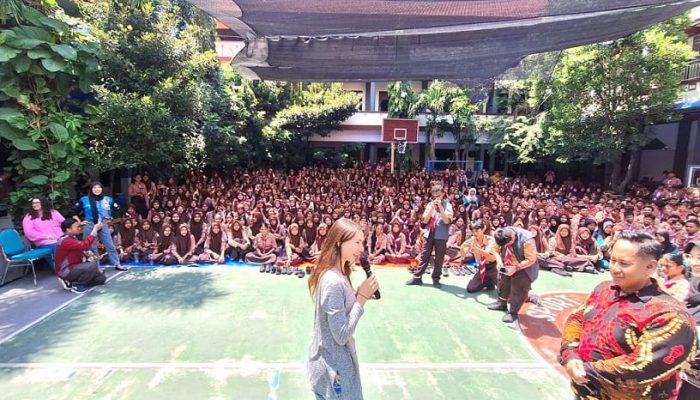 Mahasiswa Republik Ceko Beri Inspirasi Siswa SMP Negeri 3 Sidoarjo