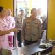 Kapolres Purwakarta Dan Ketua Bhayangkari Memberikan Makanan Bergizi Gratis Kepada Siswa MTsN 1
