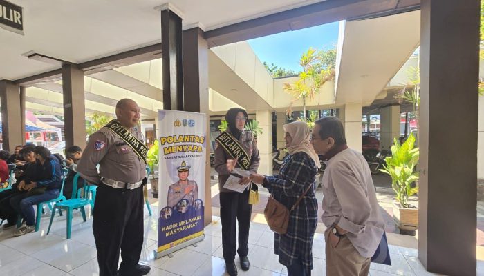 Dengan Program “Polantas Menyapa” KB Samsat Manyar Surabaya Timur Berikan Pelayanan Prima Ke Masyarakat