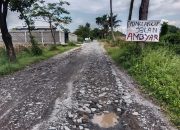 Jalan Butun Rusak Parah, Warga Sindir Pemerintah dengan Spanduk “Ujian SIM Sesungguhnya”