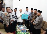 Bupati Subandi Serahkan Donasi ASN kepada Pesantren Al-Khoziny