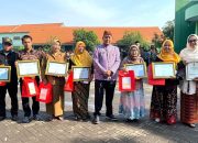 Dalam Pelaksanaan Upacara Hari Guru Nasional 2025, SMA Negeri 3 Sidoarjo Beri Penghargaan Guru Berdedikasi