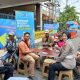Ditlantas Polda Jatim Ngopi Bareng Warga, Sosialisasikan Tertib Lalu Lintas di Operasi Zebra Semeru