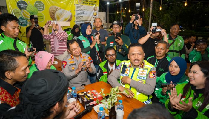 Kakorlantas Ngopi Bareng Driver Ojol Surabaya Sampaikan Pesan Kapolri