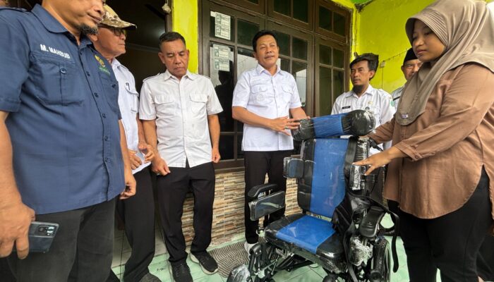 Bupati Sidoarjo Serahkan Bantuan Kursi Roda Kepada Warga Prambon