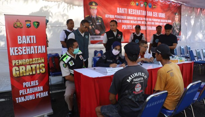 Jelang Nataru 2026, Polres Pelabuhan Tanjung Perak Gelar Cek Kesehatan Gratis di Gate Pelabuhan Jamrud