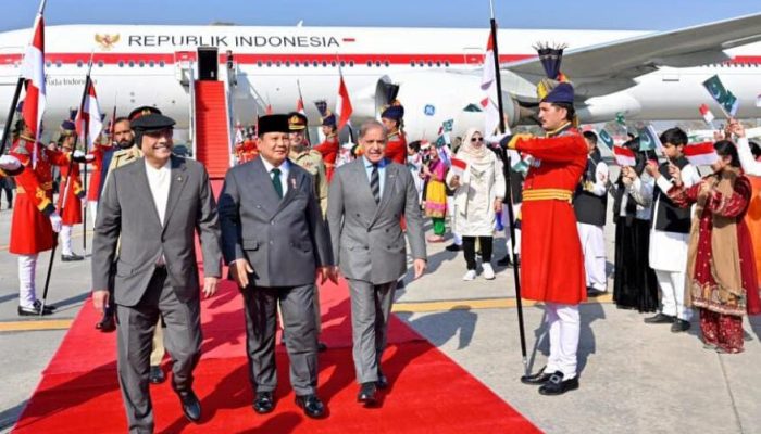 Perdana Menteri dan Presiden Pakistan Jemput Langsung Presiden Prabowo di Bandara Islamabad