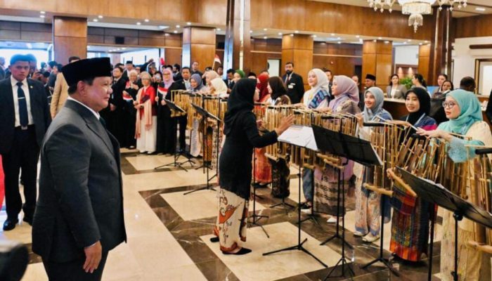 Alunan Angklung WNI Sambut Hangat Kedatangan Presiden Prabowo di Islamabad
