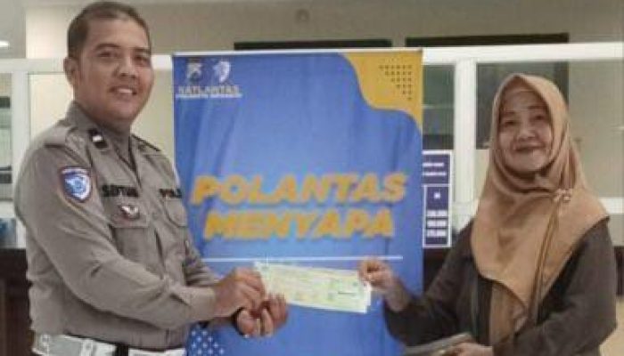 Pelayanan Cepat dan Lancar Jadi Harapan Wajib Pajak, Petugas Samsat Sidoarjo Siap Berikan yang Terbaik