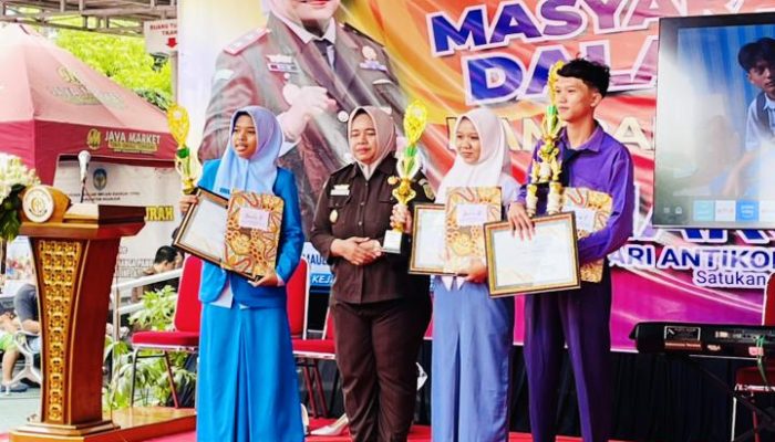 Memperingati Hari Anti Korupsi Sedunia Kajari Nganjuk Umumkan Pemenang lomba di SMA Negeri 1 Ngronggot