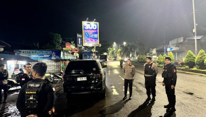 Tingkatkan Kondusifitas Kamtibmas, Wakapolres Jember Turun Langsung Pimpin Patroli Malam