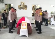 Kapolda Jatim Pimpin Upacara Kedinasan Pelepasan Jenazah Brigjen Pol Anumerta Ary Satriyan Di Bekasi