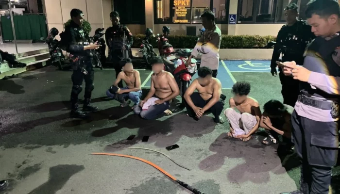 Patroli Sinergis Brimob Dan Polres Jaktim Cegah Tawuran Serta Balap Liar Dini Hari, Sejumlah Senjata Tajam Diamankan