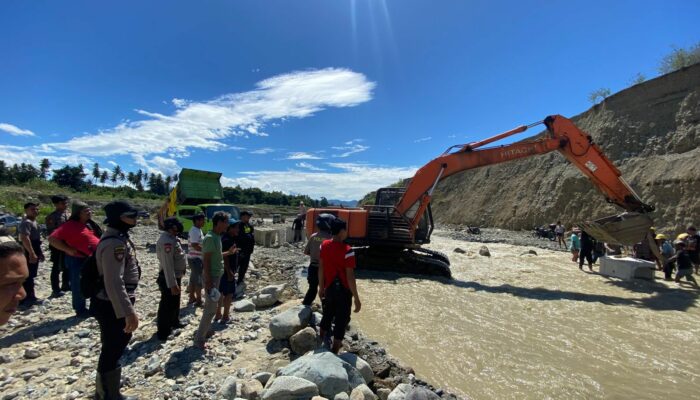 Polri-TNI Terus Lakukan Penanganan Banjir Donggala, Akses Jalan Mulai Dibuka Dan Pembersihan Rumah Warga Digencarkan