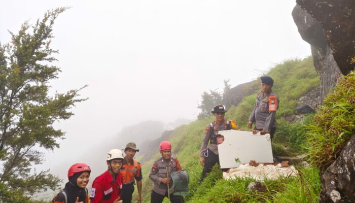 Hari Ke 2 Pencarian Korban, Tim SAR Polri Temukan Puing Pesawat ATR 42-500 Di Gunung Saraung