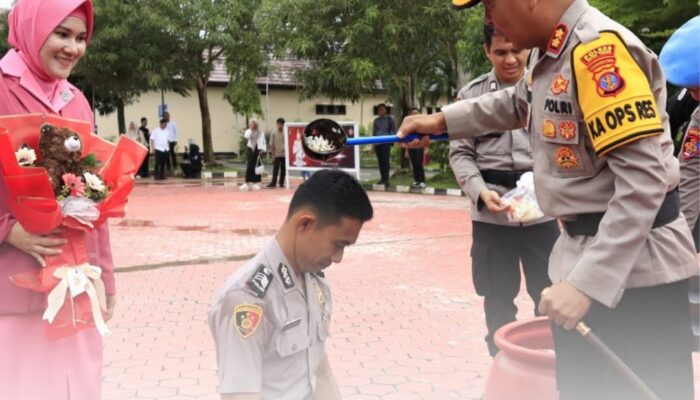 Puluhan personel Polres Kutai Timur (Kutim) Resmi Menerima Kenaikan Pangkat Dalam Upacara Korps Raport Kenaikan Pangkat Yang Dipimpin Langsung Kapolres Kutim AKBP Fauzan Arianto