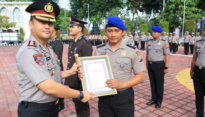 Kapolres Gresik Apresiasi Dedikasi Personel, 63 Anggota Terima Penghargaan dan Satyalancana
