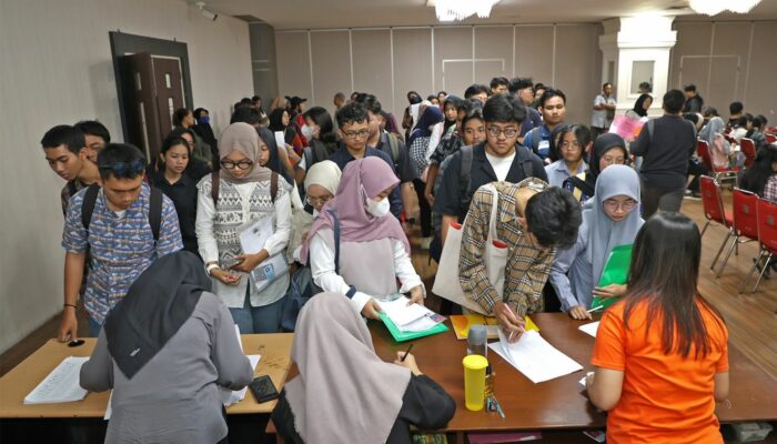 Orang Tua Bergaji Hingga Rp20 Juta Terima Beasiswa Pemuda Tangguh, Wali Kota Eri Minta Evaluasi Menyeluruh