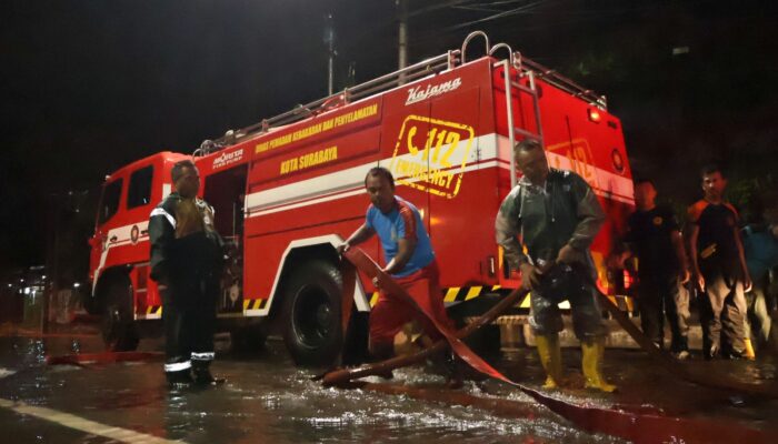 PULUHAN ARMADA DAMKAR DAN DLH SURABAYA DIKERAHKAN UNTUK ATASI GENANGAN DI BEBERAPA KAWASAN