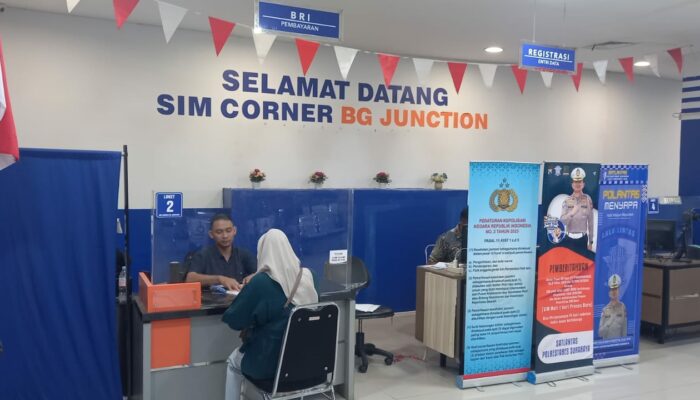 Urus Perpanjangan SIM Corner Di Mall BG Junction  AKP Tri Arda Meidiansyah, S.TR.K, Sik : SIM Corner Polrestabes Surabaya Bentuk Komitmen Layanan Publik Efisien Bagi Warga Kota