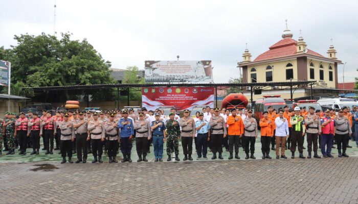 Polri Bersama TNI Siagakan 128.247 Personel Antisipasi Banjir Dan Cuaca Ekstrem Di Seluruh Indonesia