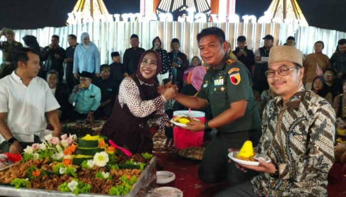 Meriah, Ribuan Warga Sidoarjo Ikuti Makan Bareng Wabup Mimik Idayana di Monumen Jayandaru Alun-alun