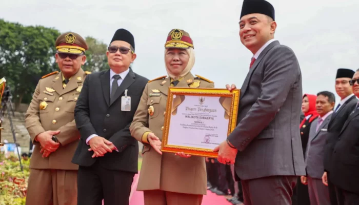 Komitmen Lindungan Pekerja, Wali Kota Eri Sabet Predikat Platinum Terbaik I Pembina K3 Di Jawa Timur