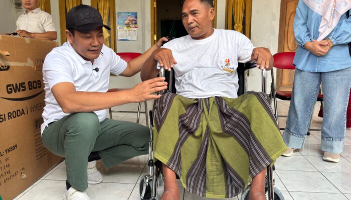 Bupati Subandi Serahkan Bantuan Kursi Roda Dan Rumah Tak Layak Huni Untuk Warga