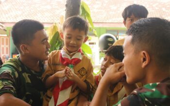 Satgas TMMD Kodim 0809/Kediri Bersama Siswa MI Berkumpul di Desa Gadungan Kecamatan Puncu